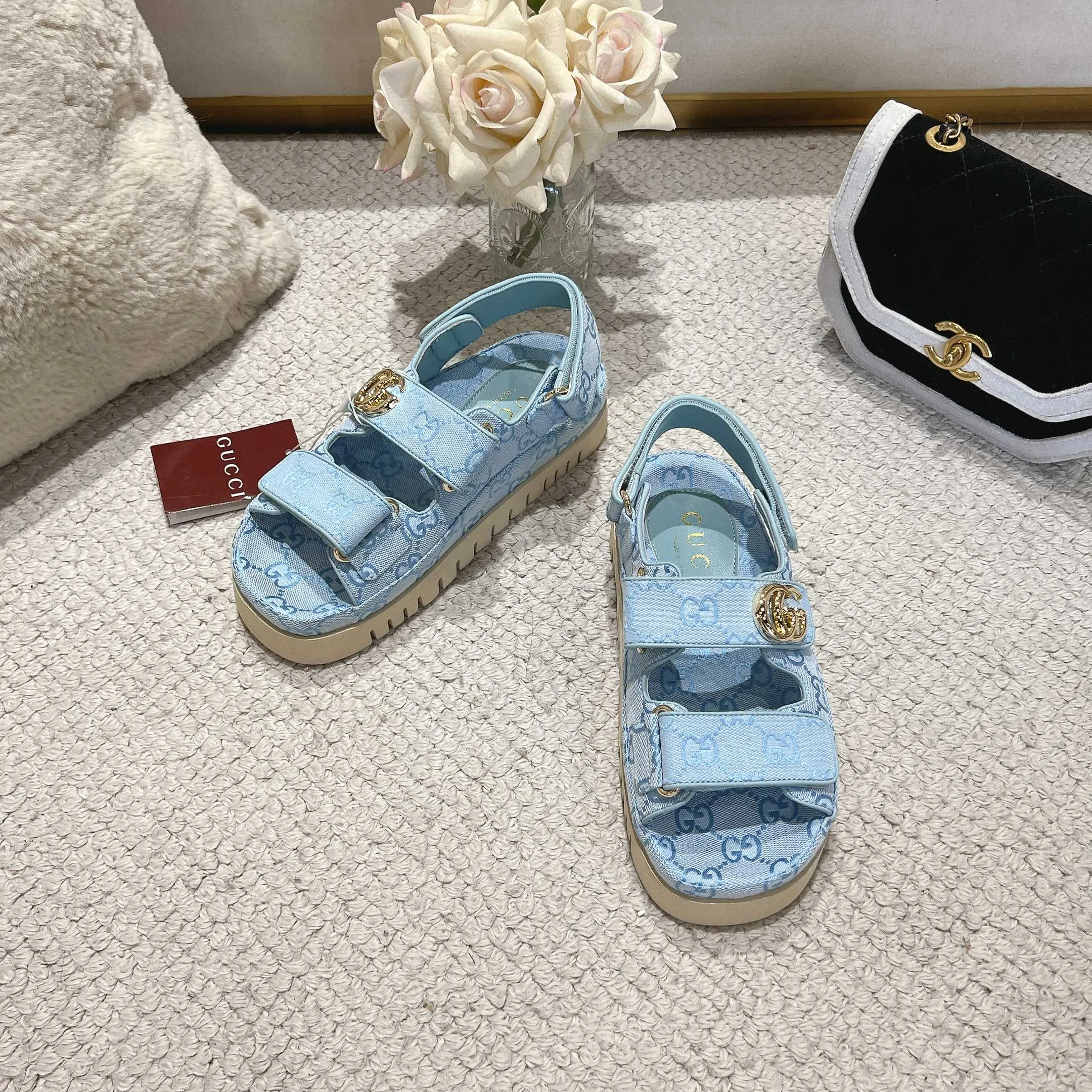 👟👟Ex-factory price 500👟👟Gucci’s modern design aesthetic explores the path of unique craftsmanship, cleverly integrating the brand’s classic elements with its beloved brand logo. The sandal is embellished with the beloved Double G hardware, adding a touch of understated branding to the design, complementing the versatility of the Velcro straps. Outsole: Wear-resistant and easy-to-bend sawtooth rubber foam sole! Ultra-light sole. Natural PU heightening insole. Size: Female 35-41#